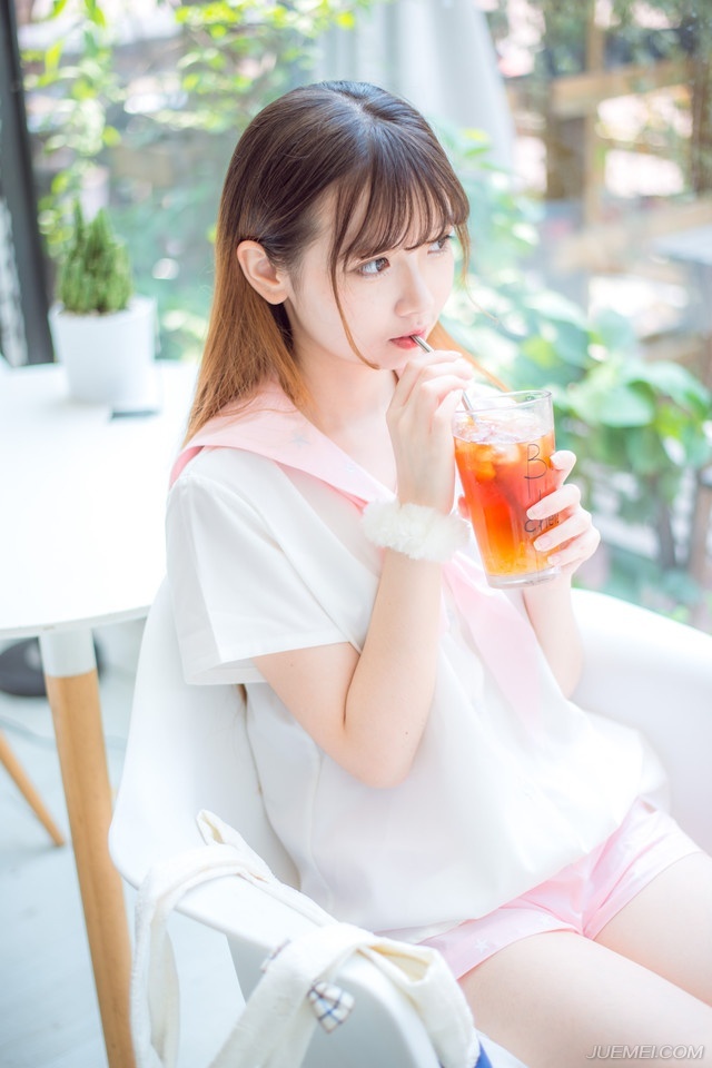 “好像蝉儿姐姐这些年也没变过，反倒是我们都快老了，你说是不是夫君偏心，传了蝉儿姐姐什么不传之秘？”小乔好奇道。